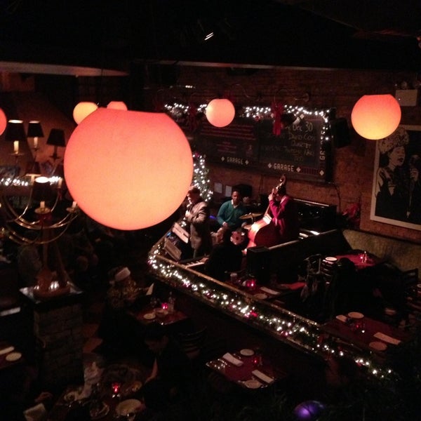 Foto scattata a Garage Restaurant &amp; Cafe da Kate M. il 12/31/2012