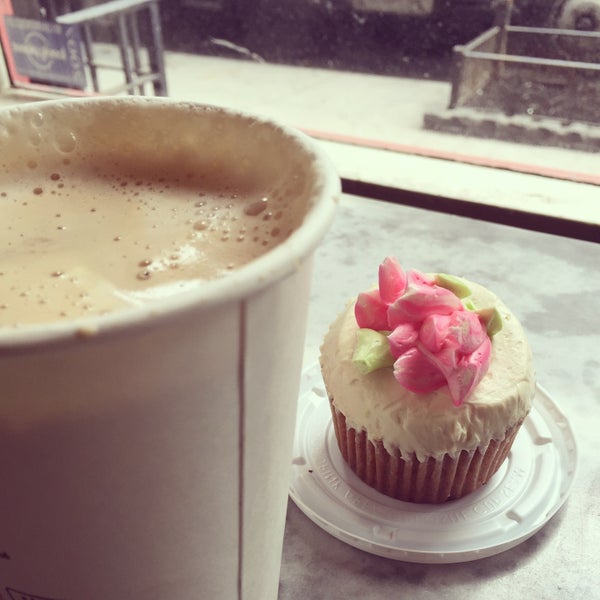 Foto scattata a Cupcake Cafe da honeywhatscooking.com il 4/2/2015