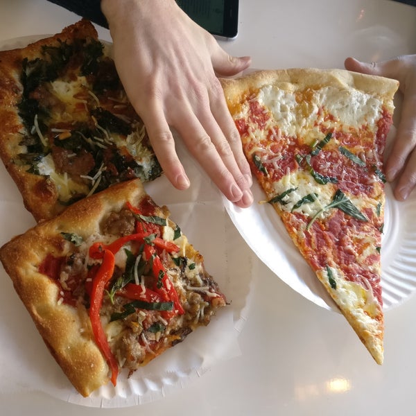 Foto tirada no(a) Williamsburg Pizza por Olly N. em 3/11/2018