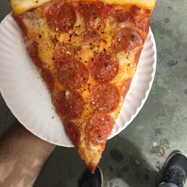 9/10/2016 tarihinde Nicky D.ziyaretçi tarafından Ray&#39;s Pizza'de çekilen fotoğraf