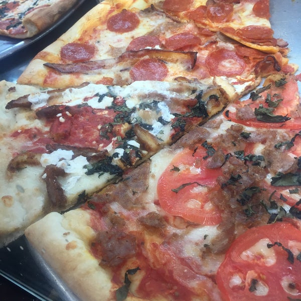 7/24/2016にNicky D.がRay&#39;s Pizzaで撮った写真