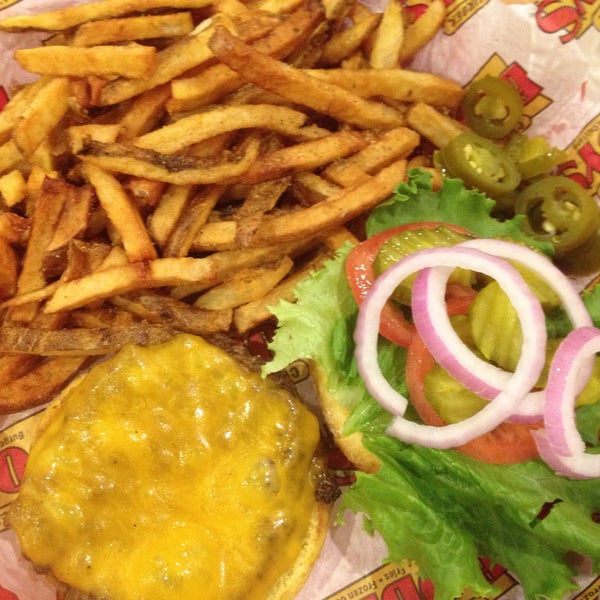 รูปภาพถ่ายที่ Cheeseburger Bobby&#39;s โดย steph เมื่อ 7/18/2015