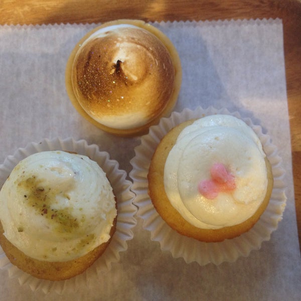 รูปภาพถ่ายที่ Sweet Buttons Desserts โดย steph เมื่อ 11/18/2015