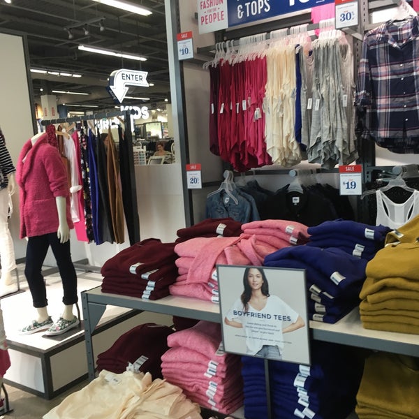 Old Navy Clothing Store in Oshawa