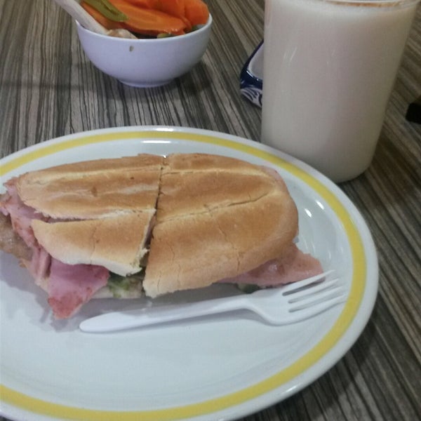 6/23/2017 tarihinde Teneno R.ziyaretçi tarafından Tortas El Capricho'de çekilen fotoğraf