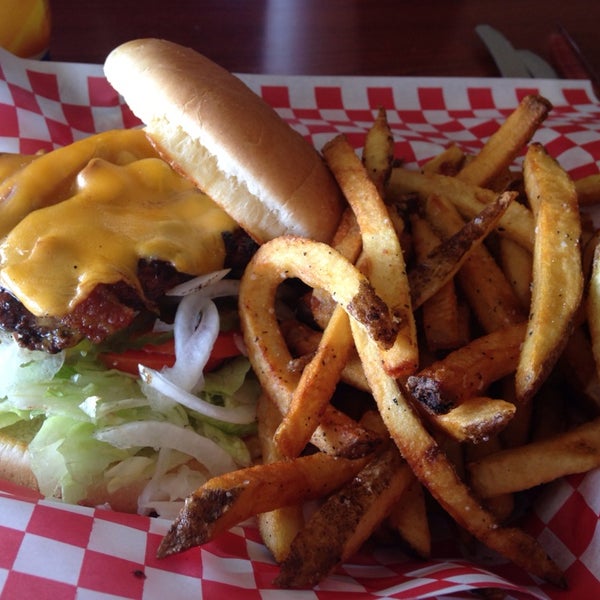 5/26/2014 tarihinde Melanie C.ziyaretçi tarafından Chop House Burgers'de çekilen fotoğraf