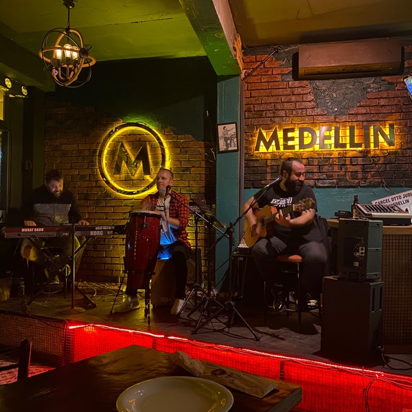 Снимок сделан в Medellin Lounge Bar пользователем Oktay 10/27/2020