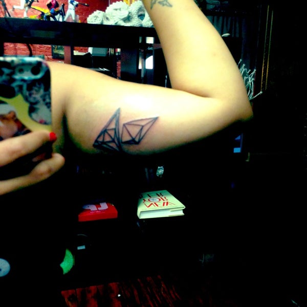 รูปภาพถ่ายที่ Rising Dragon Tattoos โดย Mary Colleen เมื่อ 9/12/2013