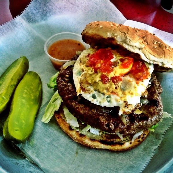 รูปภาพถ่ายที่ Joy Burger Bar โดย Michael S. เมื่อ 6/25/2014