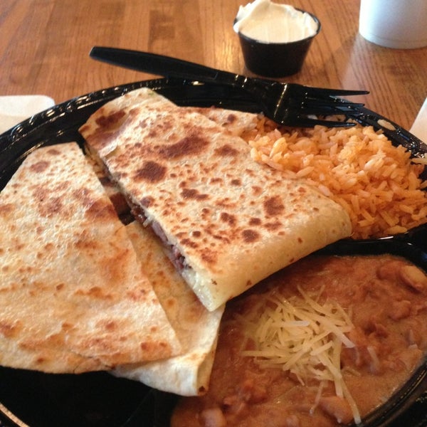 Das Foto wurde bei Los Taquitos Mexican Grill von Cam N. am 8/11/2013 aufgenommen