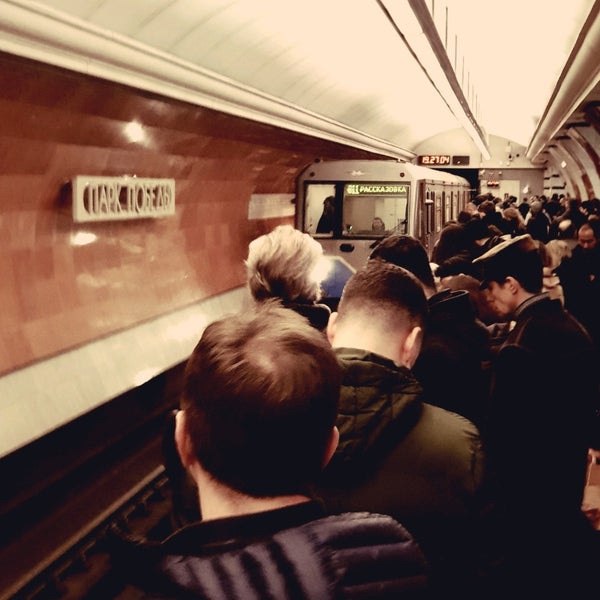 День победы метро. Люди в метро. Люди на станции метро. Люди на платформе метро. Московское метро.