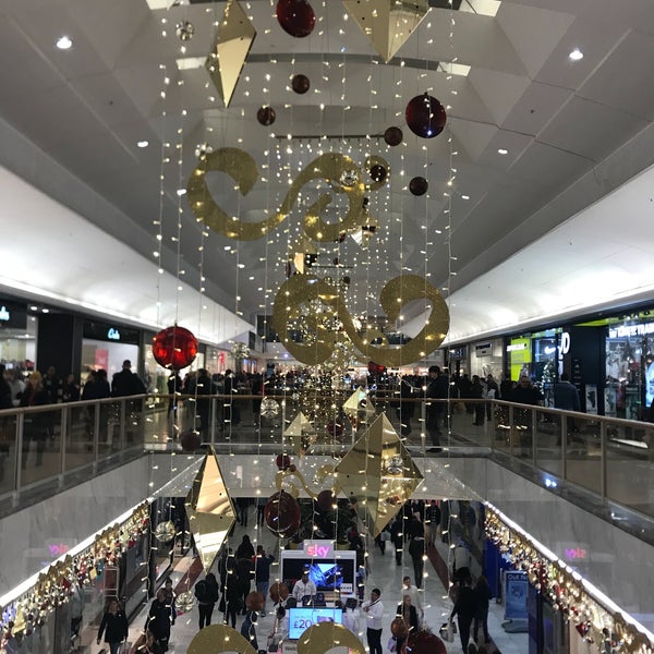 Снимок сделан в Brent Cross Shopping Centre пользователем Georgia M. 12/9/2017