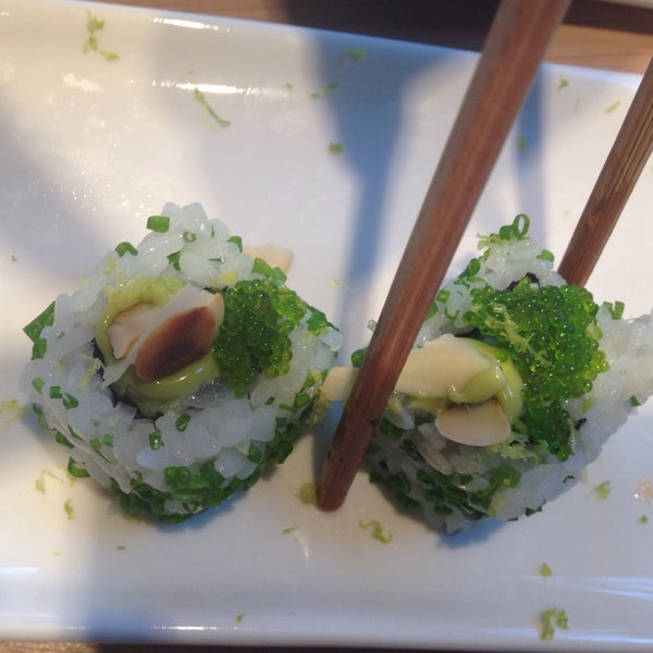 รูปภาพถ่ายที่ GAKU Sushi - Izakaya โดย Georgia M. เมื่อ 1/9/2016