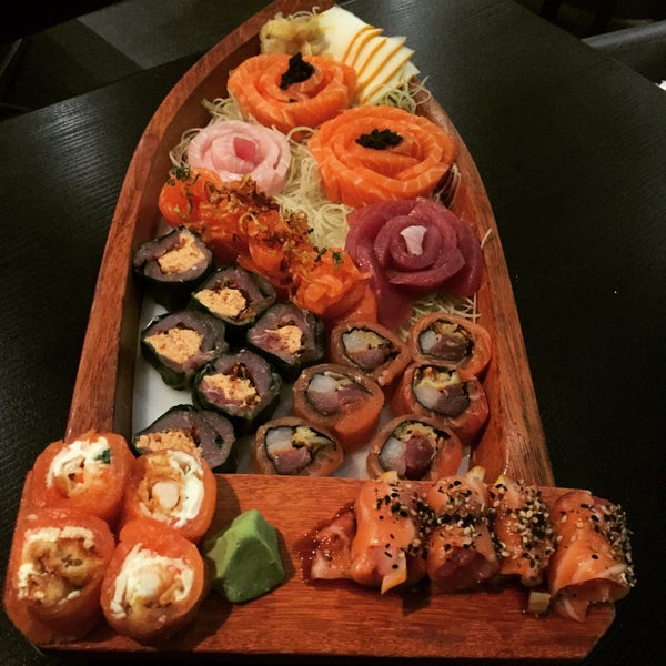 รูปภาพถ่ายที่ Hadouken Sushi Bar โดย Evaldo S. เมื่อ 4/6/2015