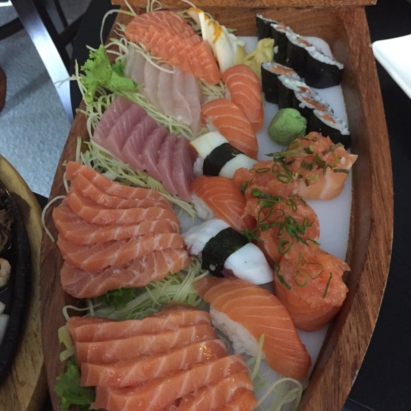 รูปภาพถ่ายที่ Hadouken Sushi Bar โดย Evaldo S. เมื่อ 3/21/2015