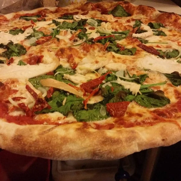 Foto diambil di Roebling Pizza oleh Roebling P. pada 10/22/2015
