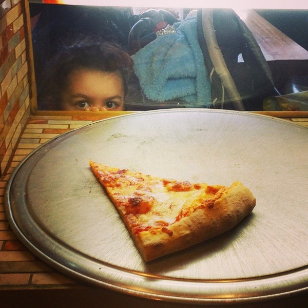 4/15/2015にRoebling P.がRoebling Pizzaで撮った写真