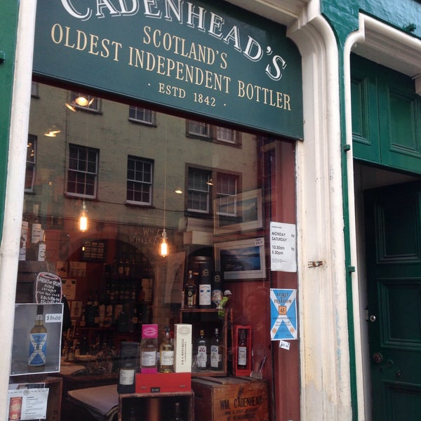 รูปภาพถ่ายที่ Cadenhead&#39;s Whisky Shop โดย Ryu M. เมื่อ 10/23/2015