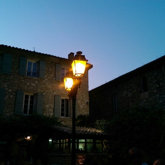 Das Foto wurde bei Restaurant La Figuière von Dmitry D. am 6/19/2014 aufgenommen