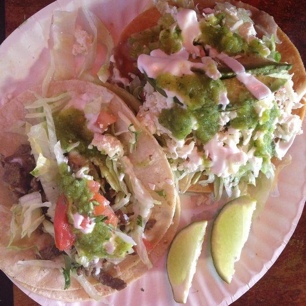 รูปภาพถ่ายที่ Tortilleria Mexicana Los Hermanos โดย Rebecca F. เมื่อ 5/12/2013