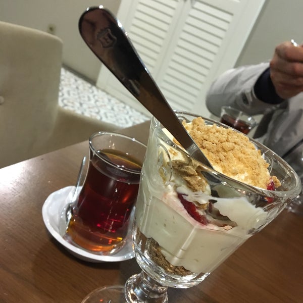 Foto scattata a Badem Çikolata &amp; Cafe da Yavuz il 4/22/2019