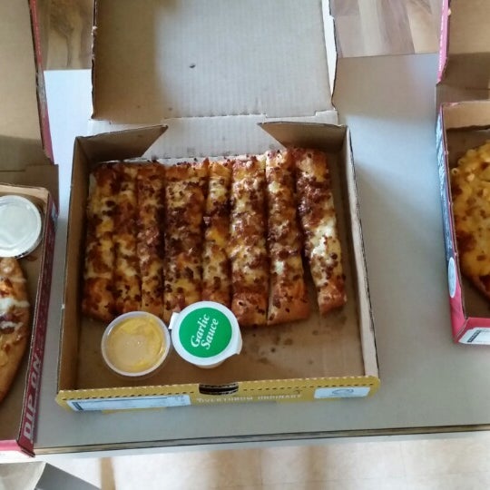 รูปภาพถ่ายที่ Toppers Pizza โดย Jackie L. เมื่อ 8/22/2014