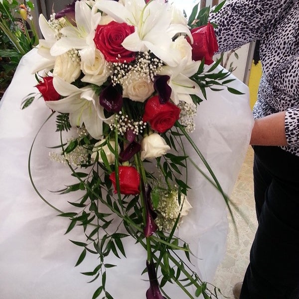 Foto tirada no(a) Central Florist por Susan P. em 8/15/2014