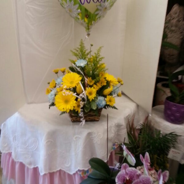 Foto tirada no(a) Central Florist por Susan P. em 5/14/2014