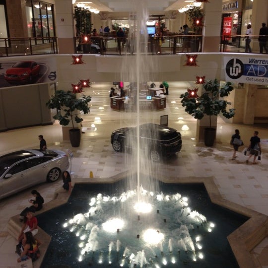 Снимок сделан в Aventura Mall Fountain пользователем Gregg Rory H. 2/29/2012