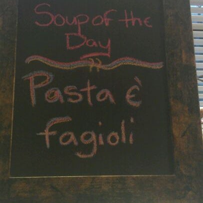 Das Foto wurde bei Cafe Milano Italian Restaurant and Pizzeria von Jim F. am 3/29/2012 aufgenommen