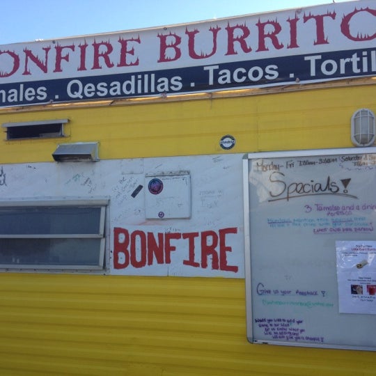 รูปภาพถ่ายที่ Bonfire Burritos โดย Laura M. เมื่อ 8/19/2012