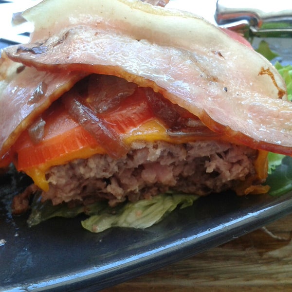 1/5. Mixed up my order. Twice forgot my side salad.  Burger is really small also not enough meat, too much fatty parts... And do they even know how to bake a bacon? 1 point because place is nice.