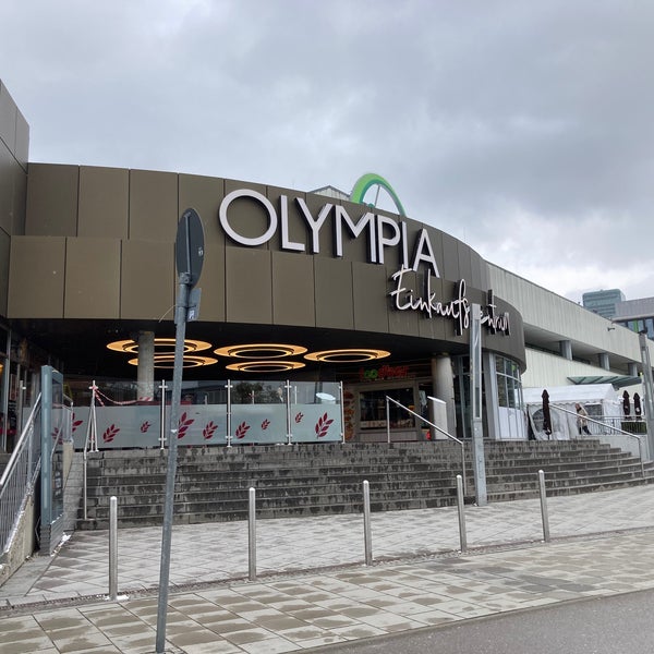 รูปภาพถ่ายที่ Olympia-Einkaufszentrum (OEZ) โดย Gábor Sándor M. เมื่อ 4/7/2021