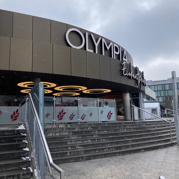 รูปภาพถ่ายที่ Olympia-Einkaufszentrum (OEZ) โดย Gábor Sándor M. เมื่อ 3/18/2021