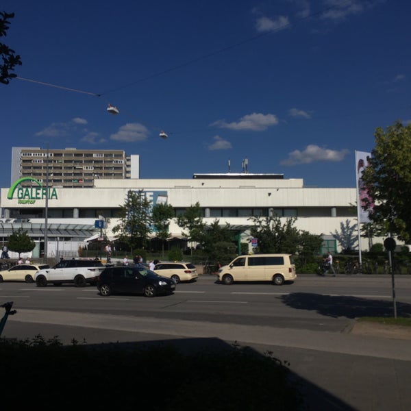 รูปภาพถ่ายที่ Olympia-Einkaufszentrum (OEZ) โดย Gábor Sándor M. เมื่อ 6/23/2020