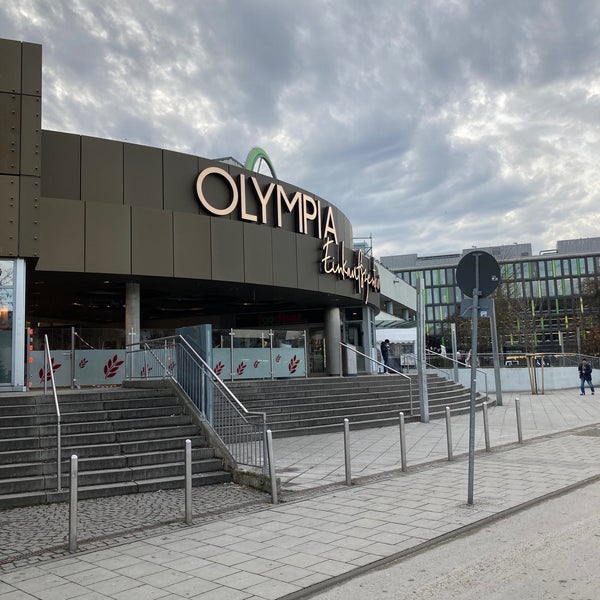 Foto tirada no(a) Olympia-Einkaufszentrum (OEZ) por Gábor Sándor M. em 12/15/2020