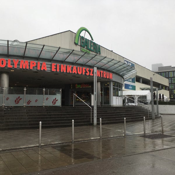 รูปภาพถ่ายที่ Olympia-Einkaufszentrum (OEZ) โดย Gábor Sándor M. เมื่อ 3/3/2020