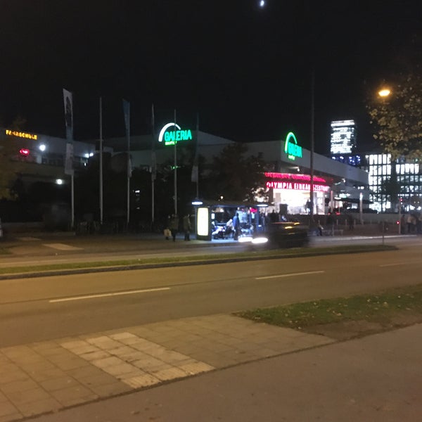รูปภาพถ่ายที่ Olympia-Einkaufszentrum (OEZ) โดย Gábor Sándor M. เมื่อ 11/5/2019