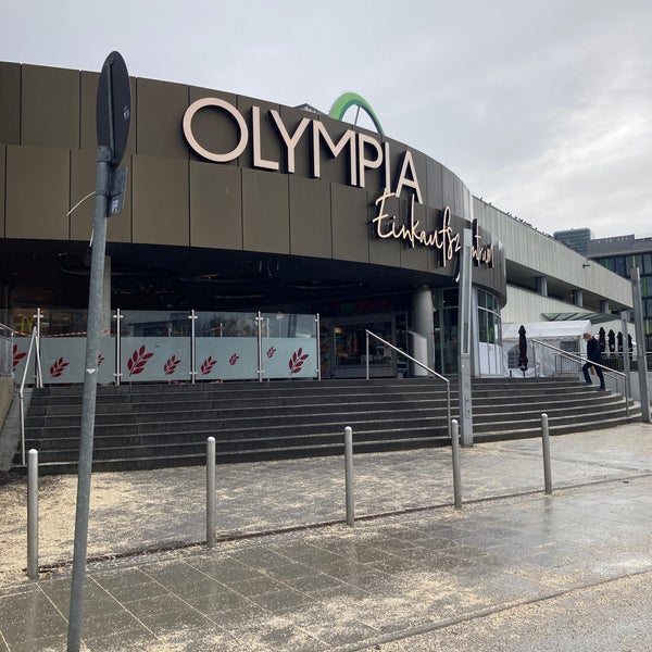 Foto tirada no(a) Olympia-Einkaufszentrum (OEZ) por Gábor Sándor M. em 2/3/2021