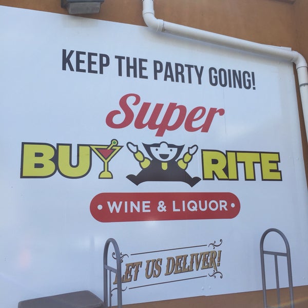 Foto tirada no(a) Super Buy Rite Wines &amp; Liquor por Eric L. em 8/27/2016
