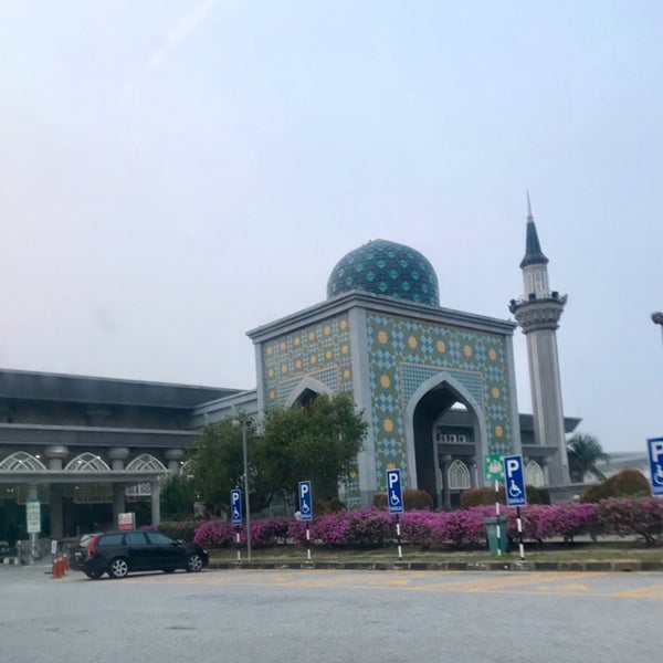 Photo taken at Masjid KLIA (Sultan Abdul Samad Mosque) by Shaaa on 9/12/2019