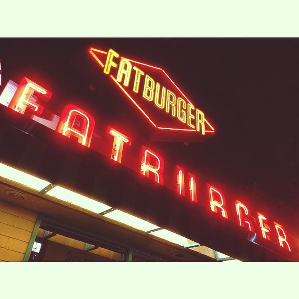 Photo taken at Fatburger by Raven M. on 11/29/2014