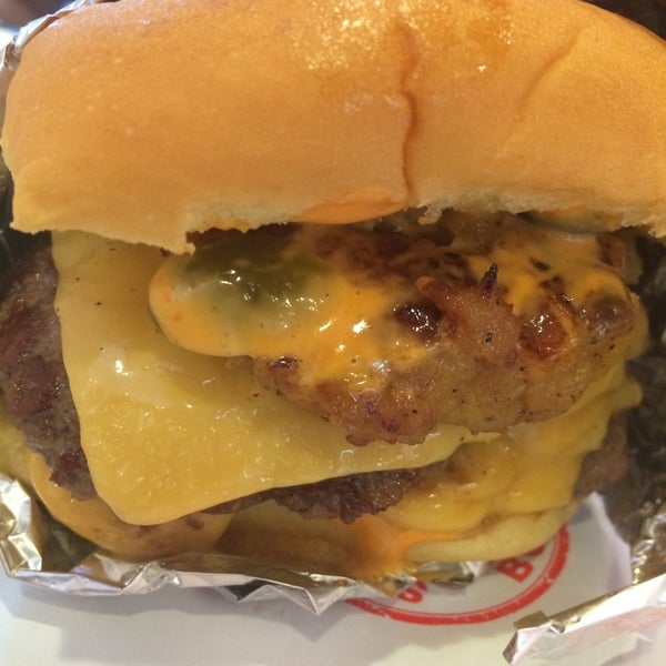 8/7/2014 tarihinde Kevin R.ziyaretçi tarafından Standard Burger'de çekilen fotoğraf