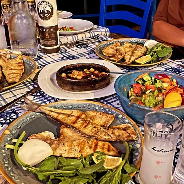 Das Foto wurde bei Kalami Balık Restaurant von ✨”Büşra am 7/29/2023 aufgenommen