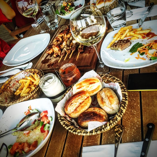 รูปภาพถ่ายที่ zeybe restaurant โดย Yulia N. เมื่อ 9/11/2015