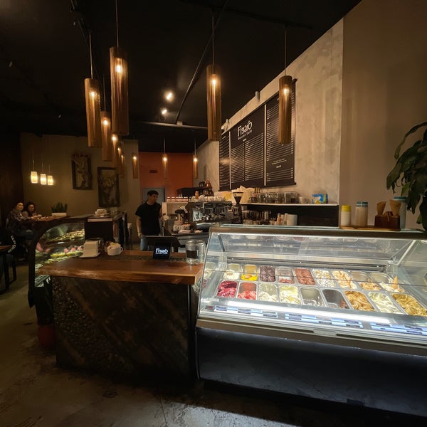 11/7/2021에 Matt N.님이 Figaro Dessert Cafe에서 찍은 사진