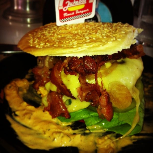 Foto scattata a JukeBox Finest Burger da Wellington A. il 6/8/2013