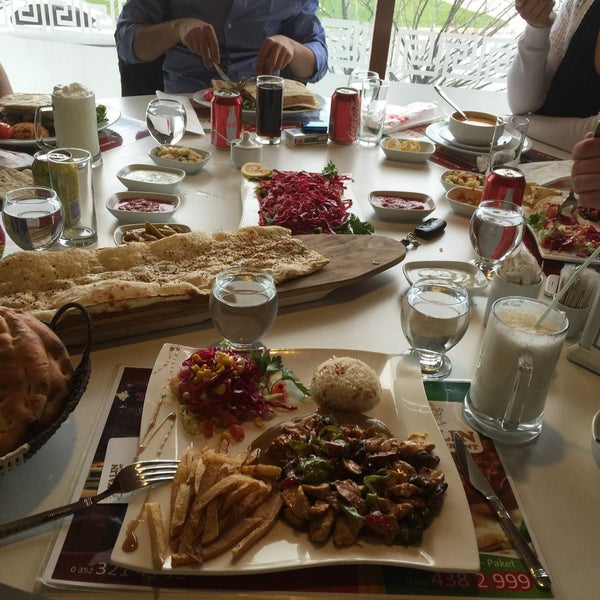 รูปภาพถ่ายที่ Taş Cafe &amp; Aile Okey Salonu โดย Seda Y. . เมื่อ 4/26/2015