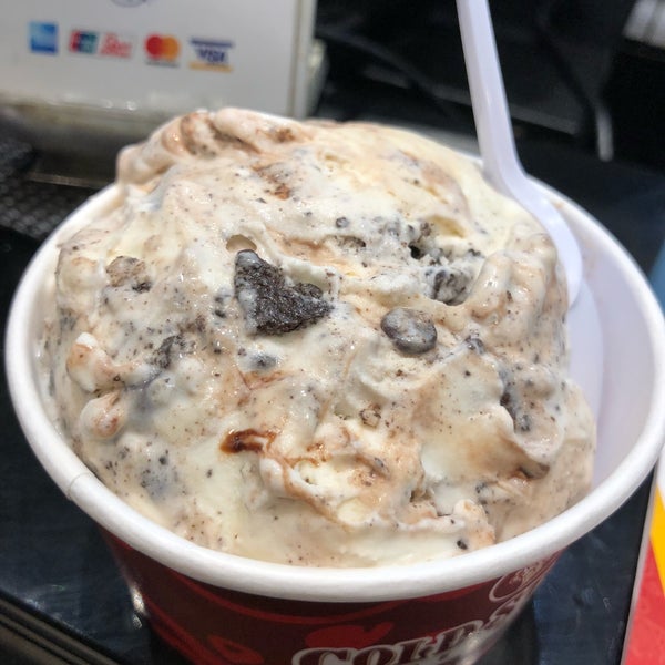 Photo taken at Cold Stone Creamery by Huiyi on 5/22/2018