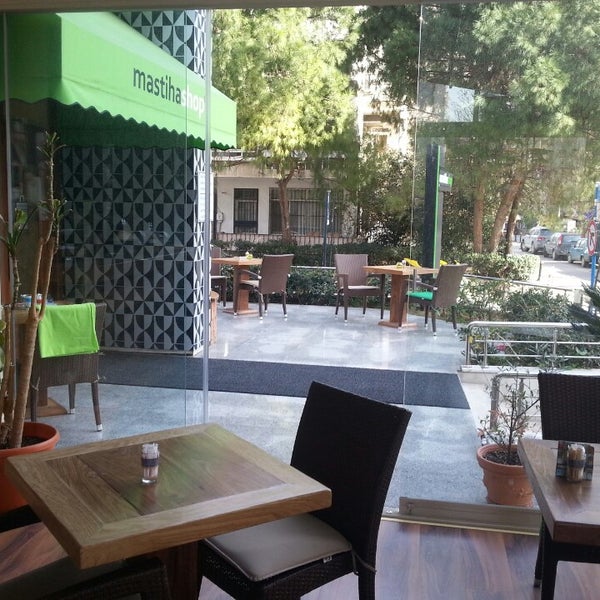 Photo prise au Mastihashop&amp;Cafe par Emir K. le3/20/2013
